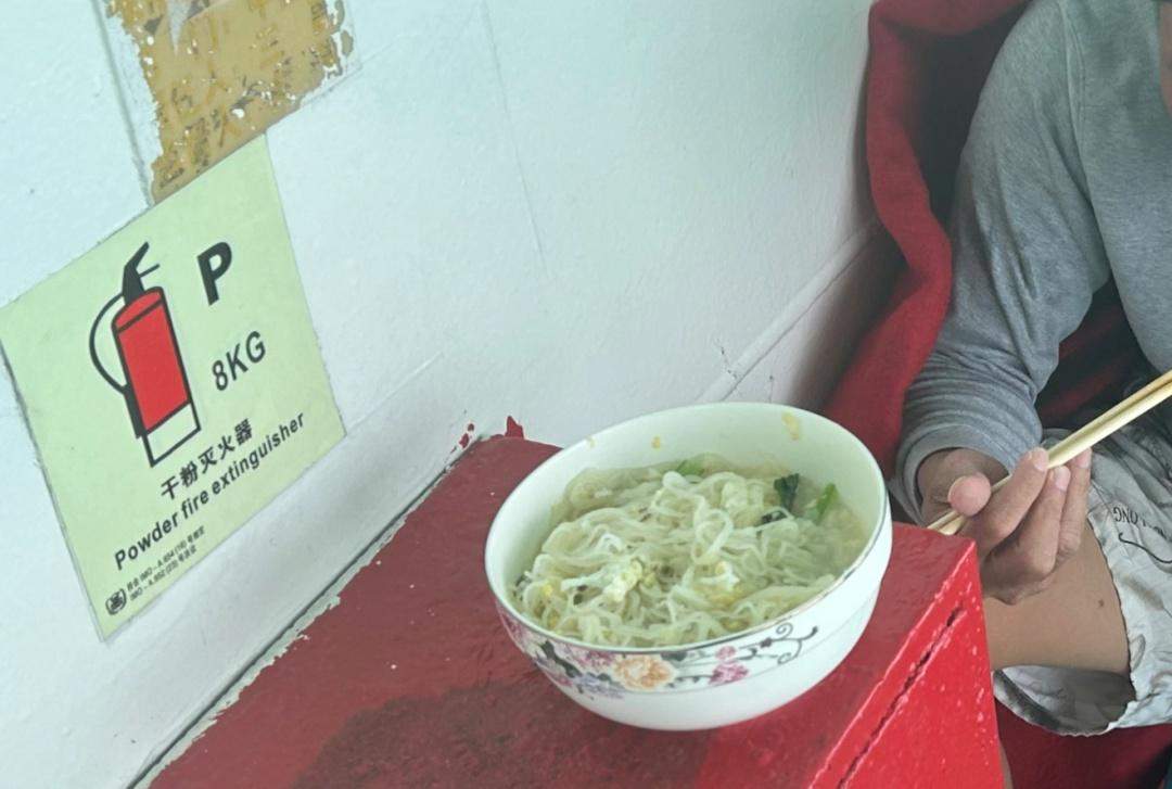 男子乘自制泡沫板出海钓鱼，落水漂流10小时后获救！船长讲述经过