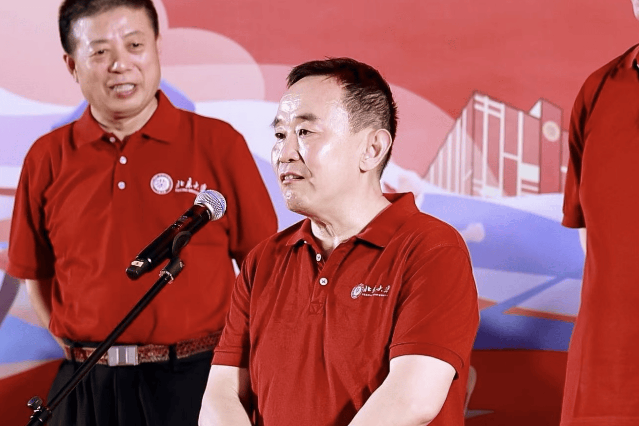 北京大学深圳研究生院新操场启用，千名新生共赴开学第一跑