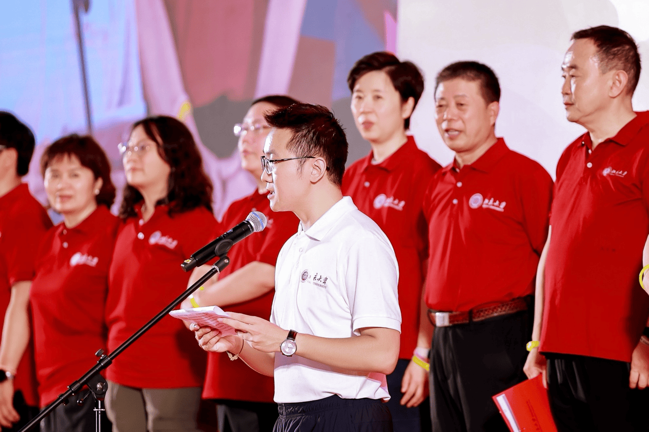 北京大学深圳研究生院新操场启用，千名新生共赴开学第一跑